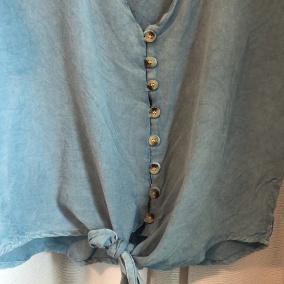 Button and Tie crop top, jean looking material - Picture 2 of 4